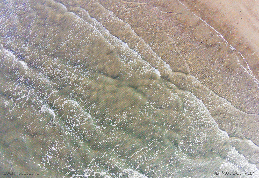 Branding aan de Noordzee kust in Zeeland. Luchtfoto gemaakt met een camera drone (Phantom).
