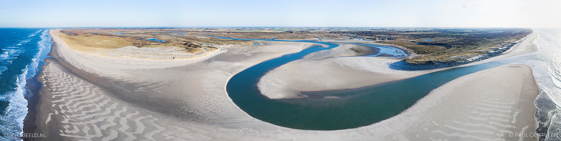 Het strand en de Slufter op Texel. Luchtfoto gemaakt met een camera drone door Paul Oostveen.