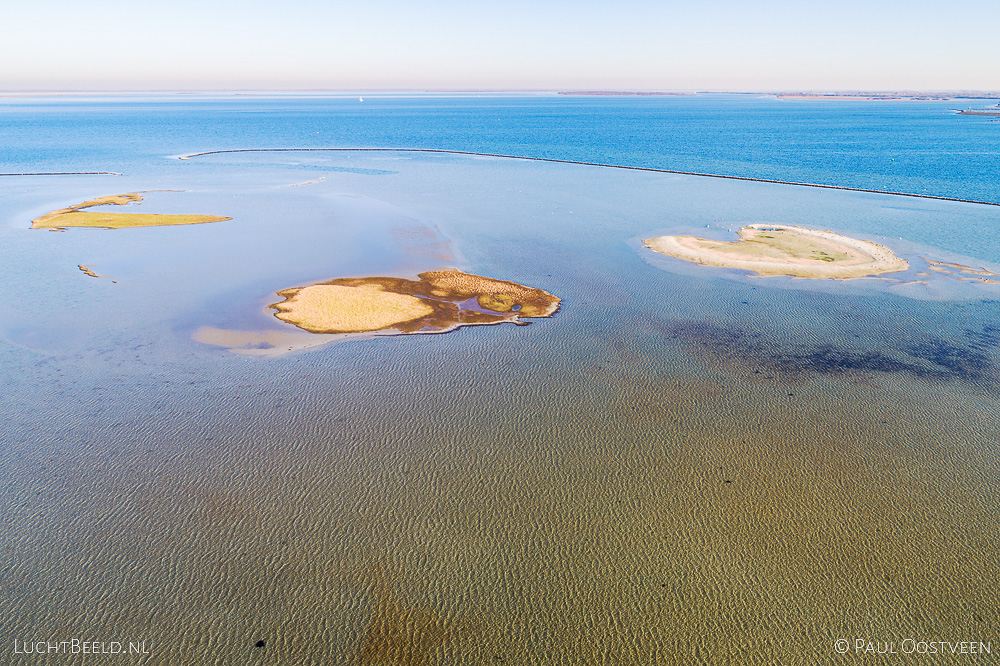 Luchtfoto van de kleine eilandjes voor de Kabbelaarsbank oost in de Grevelingen (Grevelingenmeer). Gemaakt met een camera drone door Paul Oostveen.