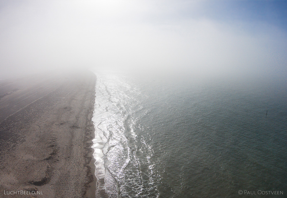 Mist boven het strand aan de Noordzee kust in Zeeland. Luchtfoto gemaakt met een camera drone (Phantom).