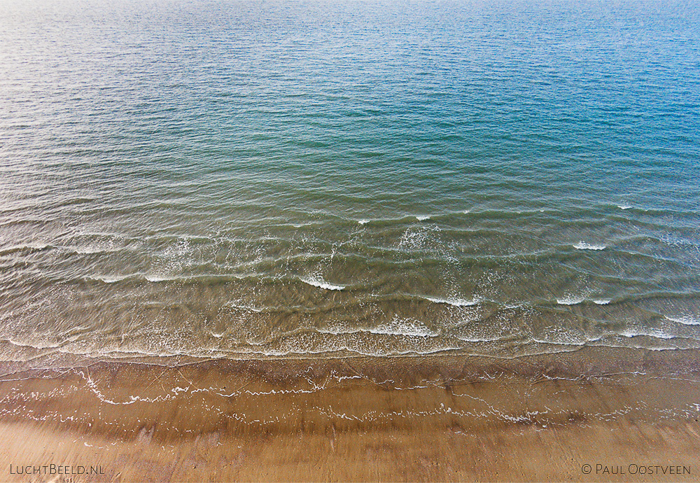 Branding aan de Noordzee kust in Zeeland. Luchtfoto gemaakt met een camera drone (Phantom).