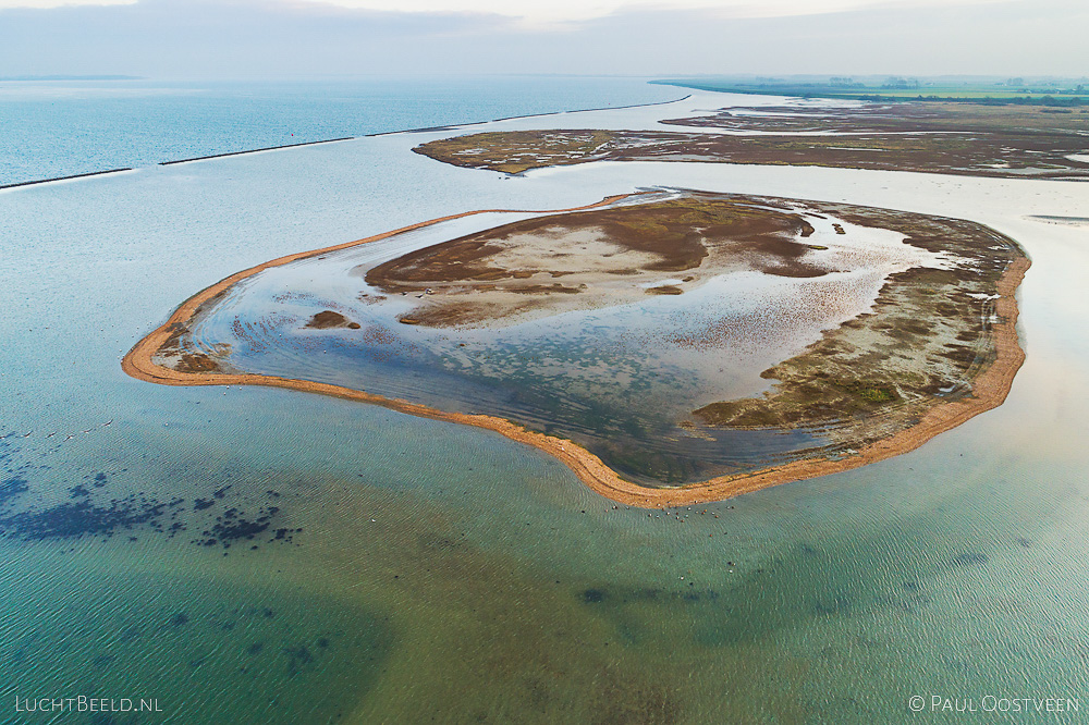Luchtfoto van de Slikken van Bommenede in de Grevelingen (Grevelingenmeer). Gemaakt met een camera drone door Paul Oostveen.