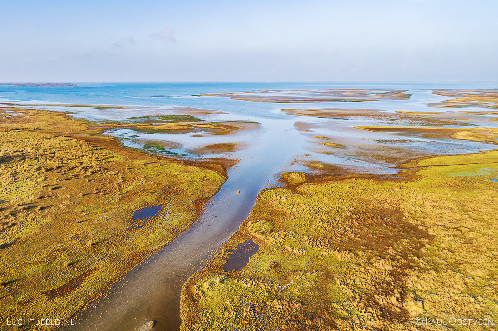 Luchtfoto van de Slikken van Flakkee in de Grevelingen (Grevelingenmeer). Gemaakt met een camera drone door Paul Oostveen.