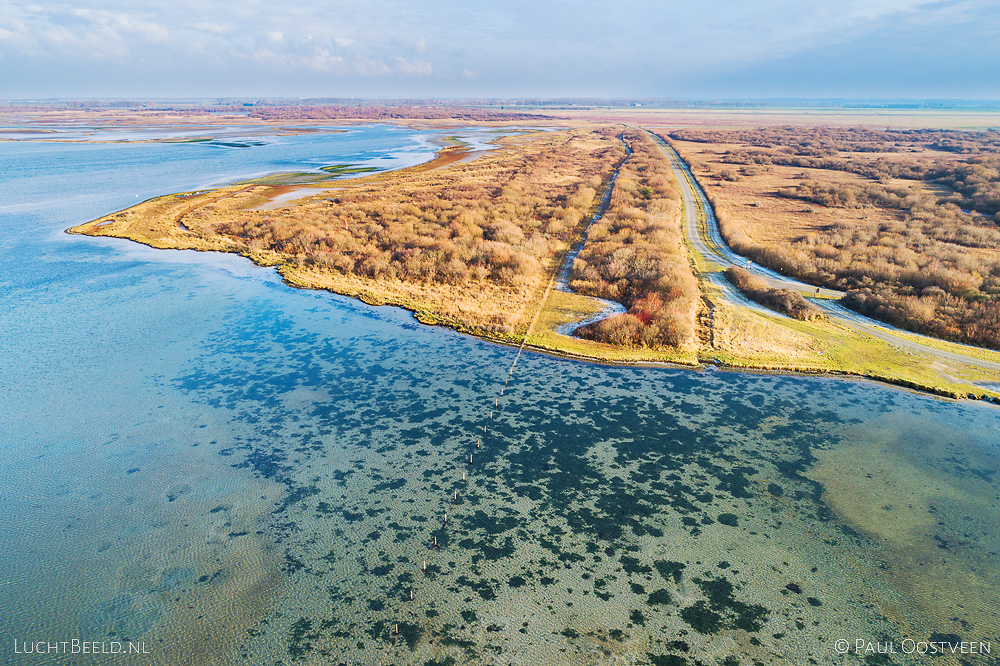 Luchtfoto van de Slikken van Flakkee in de Grevelingen (Grevelingenmeer). Gemaakt met een camera drone door Paul Oostveen.