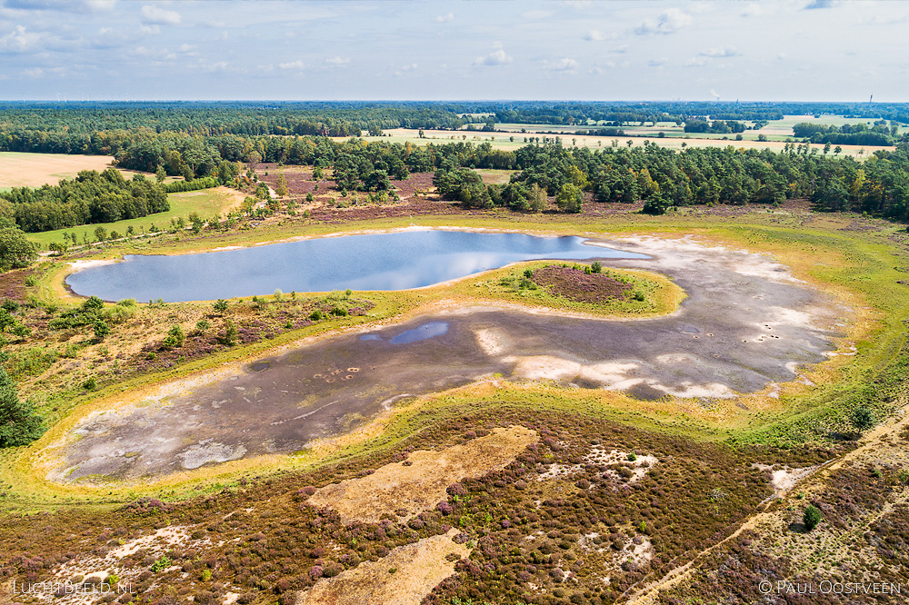 Deels drooggevallen ven van de Bergvennen tijdens de droge zomer van 2019. Luchtfoto gemaakt met een camera drone.