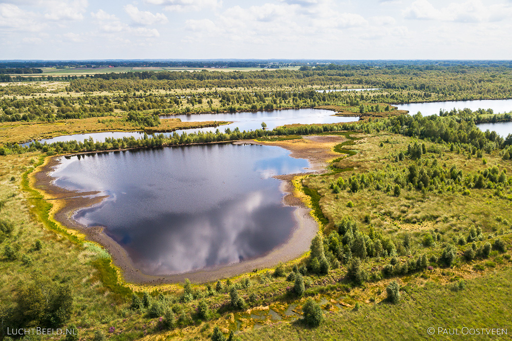 Engbertsdijksvenen: lage waterstand tijdens de droge zomer van 2019. Luchtfoto gemaakt met een camera drone.