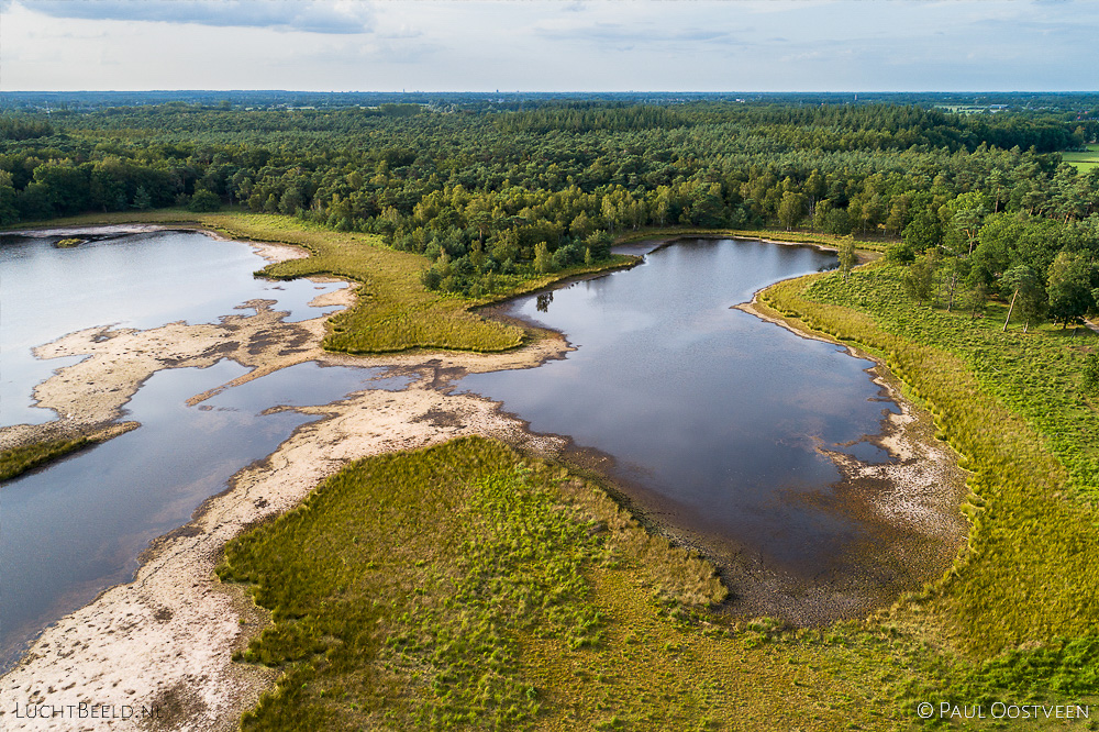 Leersumse Plassen in het Leersumse Veld tijdens de droge zomer van 2019. Luchtfoto gemaakt met een camera drone.
