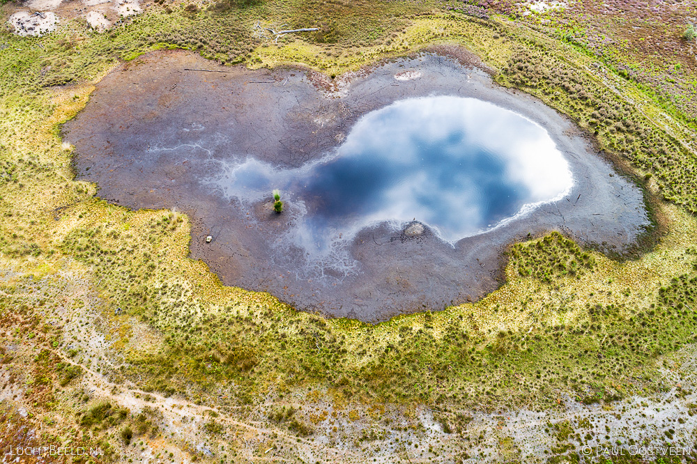 Deels drooggevallen ven in de Overasseltse en Haterste Vennen tijdens de droge zomer van 2019. Luchtfoto gemaakt met een camera drone.