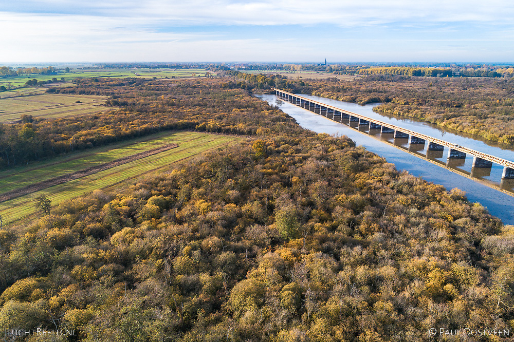 Natuurgebied De Moerputten met de Moerputtenbrug. Luchtfoto gemaakt met een camera drone.