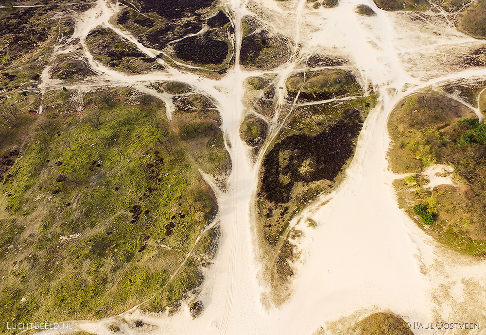 Duinen met stuifzand in de Loonse en Drunense Duinen. Luchtfoto gemaakt met een camera drone (Phantom).