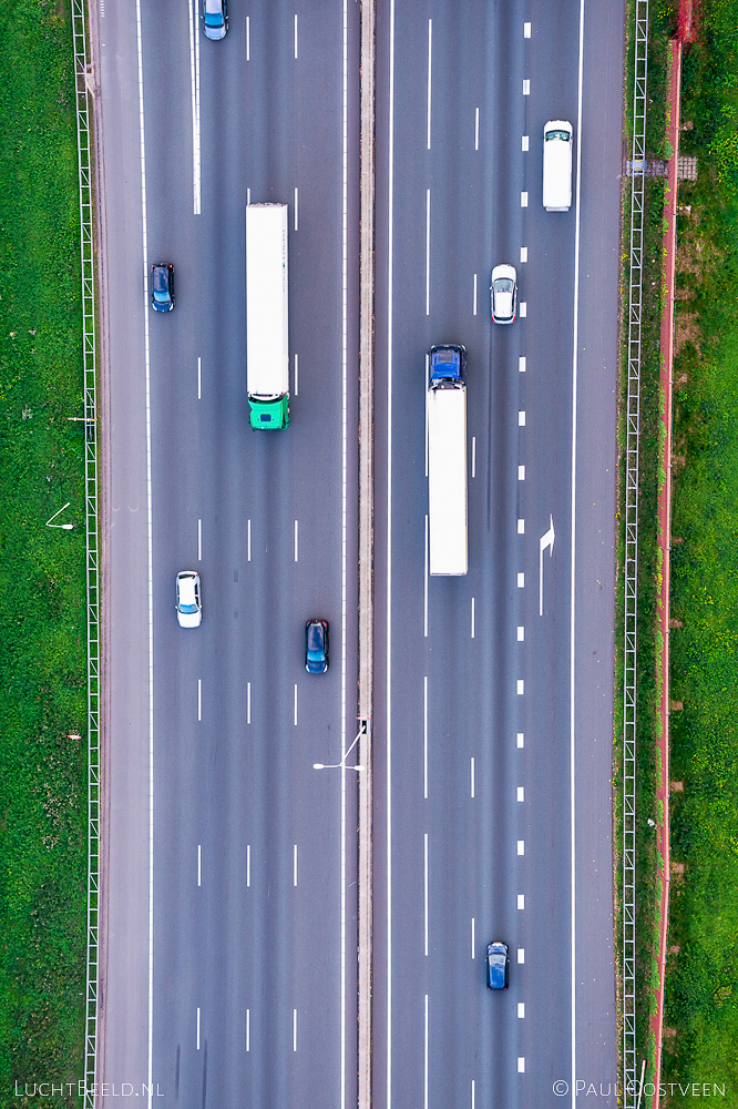 Verkeer op de snelweg A28 met afrit en geluidsscherm (foto: Paul Oostveen)