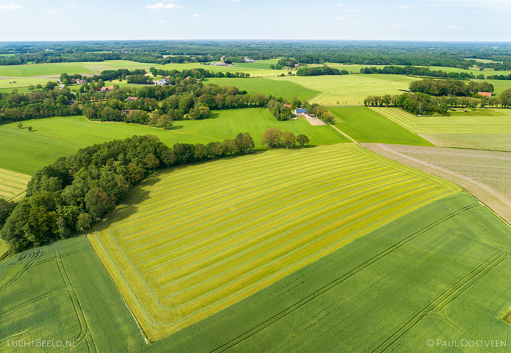 Glooiende akkers en weilanden in Twente, Overijssel (luchtfoto: Paul Oostveen)