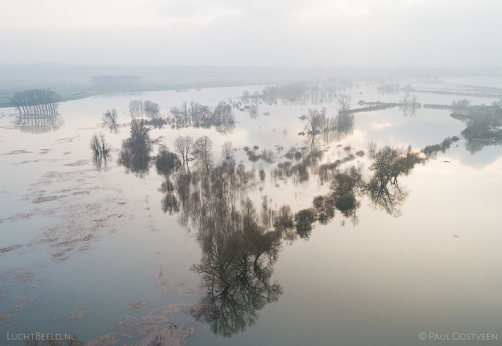 Luchtfoto (gemaakt met een drone) van de ondergelopen Ooijpolder langs de Waal.