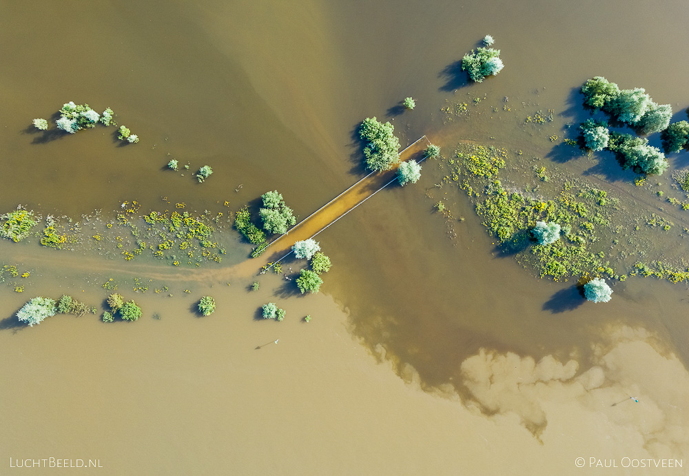 Luchtfoto van voetgangersbrug en voetpad in ondergelopen uiterwaarden Welsumer Waarden tijdens hoogwater in de IJssel