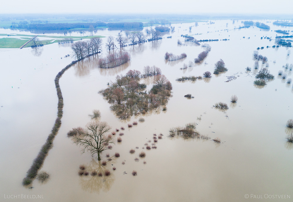 Ondergelopen uiterwaarden langs de IJssel, vlakbij ruïne Nijenbeek. Luchtfoto gemaakt met een drone.