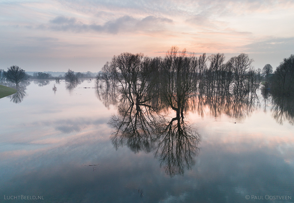 Hoog water in de ondergelopen Ooijpolder langs de Waal. Luchtfoto gemaakt met een camera drone.