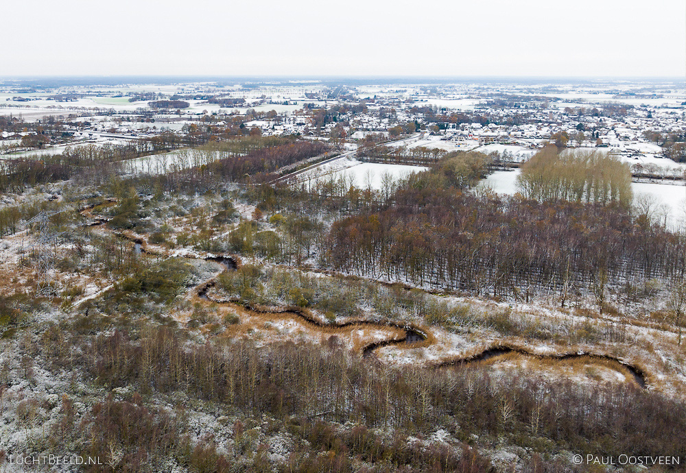 Meanderende riviertje Aa in Starkriet met laagje sneeuw bij Someren-Eind