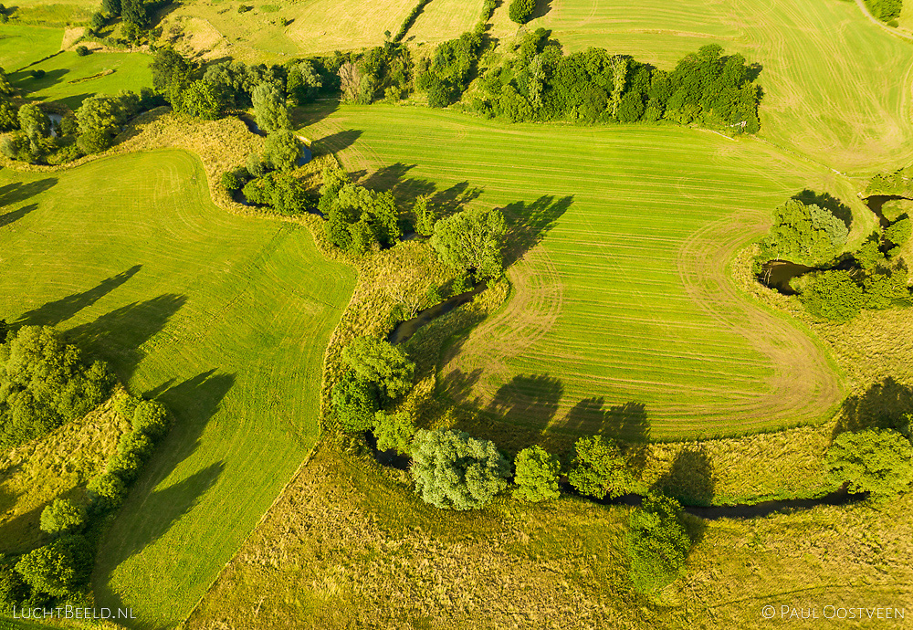 Meanderende rivier de Geul in het Geuldal bij Epen