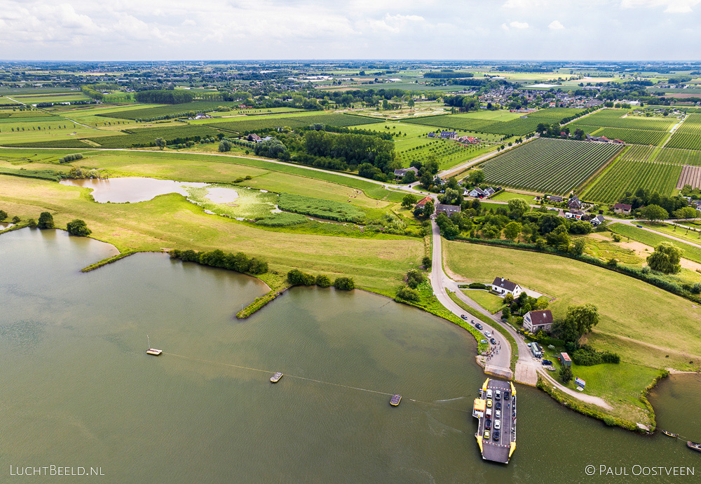 Veerpont tussen Eck en Wiel en Amerongen in de Nederrijn met boomgaarden Betuwe