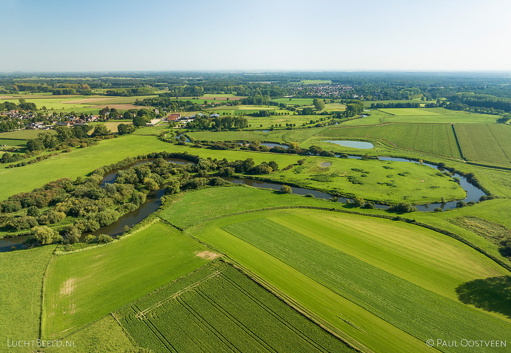 Meanderende rivier de Roer in het Roerdal in het platteland van Limburg