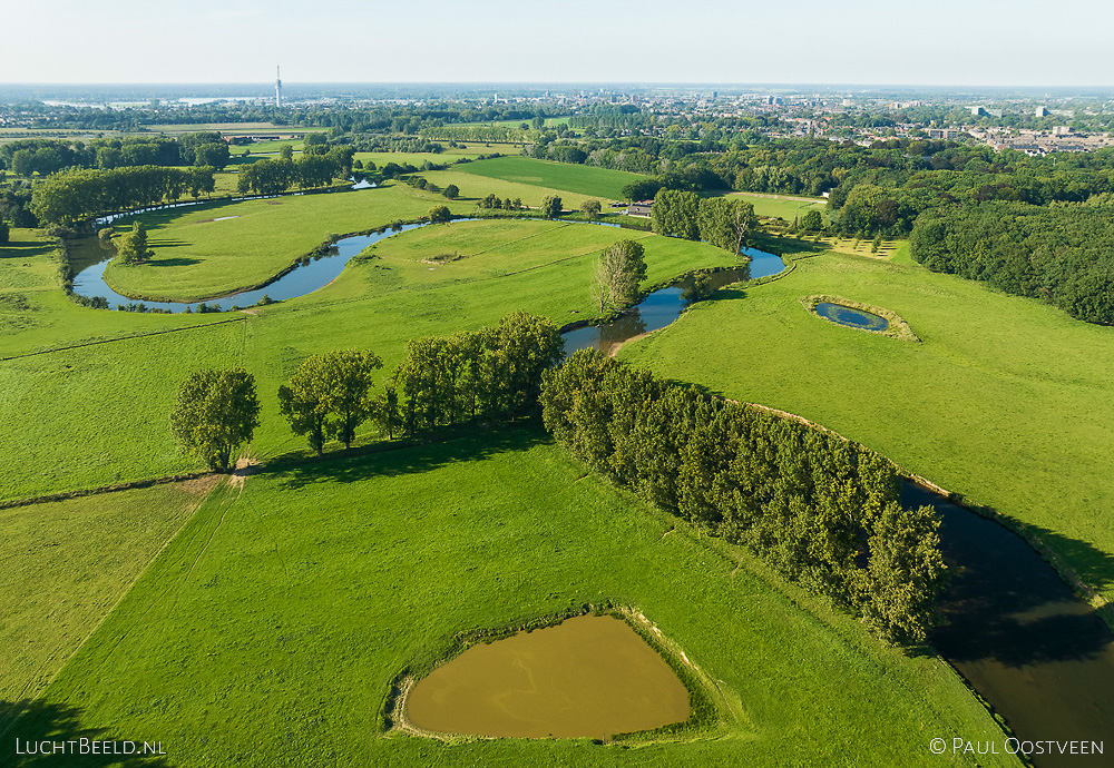 Meanderende rivier de Roer in het Roerdal met Roermond