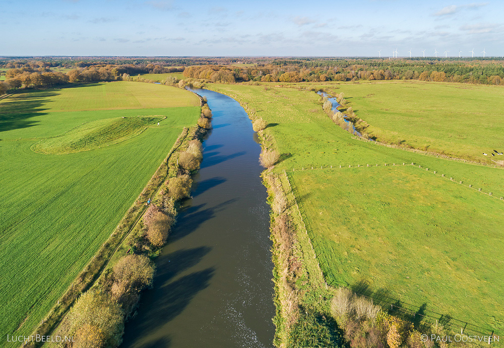 Rivier de Vecht tussen weilanden in het Vechtdal in Overijssel