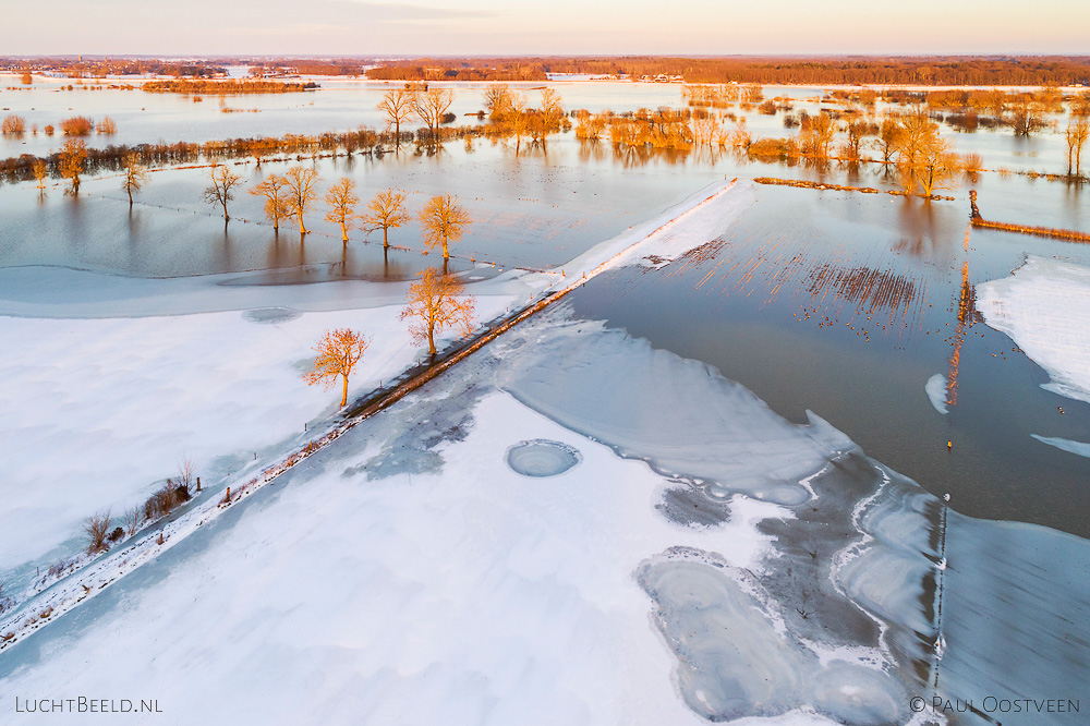 Luchtfoto van overstroomde en daarna bevroren uiterwaarden van de IJssel bedekt met sneeuw
