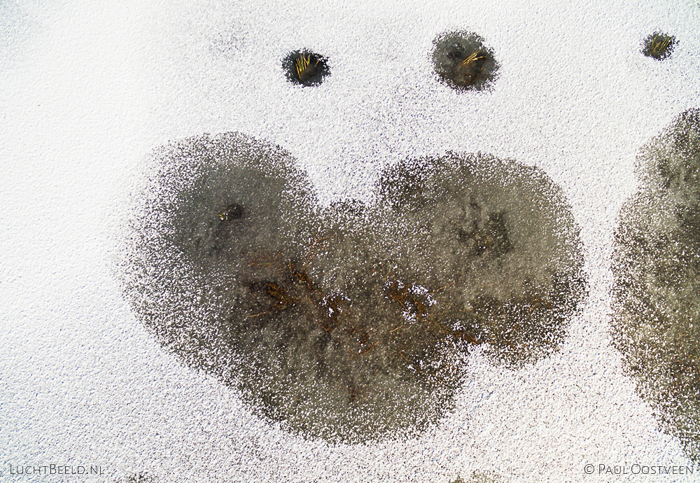 Snow face: Bevroren water van boven gefotografeerd met een drone.