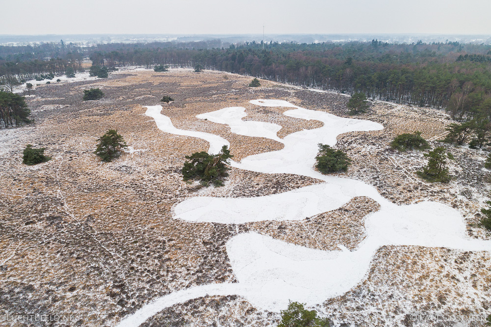 Sneeuw in het Buurserzand in Twente. Luchtfoto in de winter gemaakt met een drone.