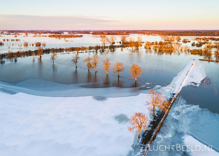Stock foto's van hoog water in de IJssel in de winter met sneeuw en vorst
