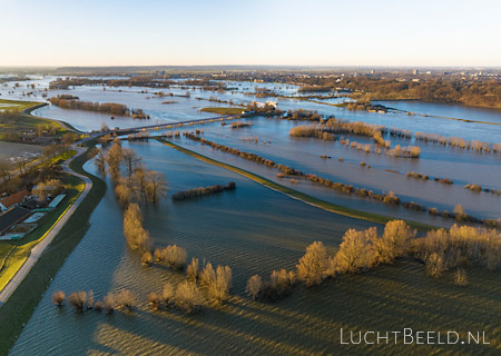 Stock foto's van hoogwater in de Nederrijn bij Randwijk en Wageningen