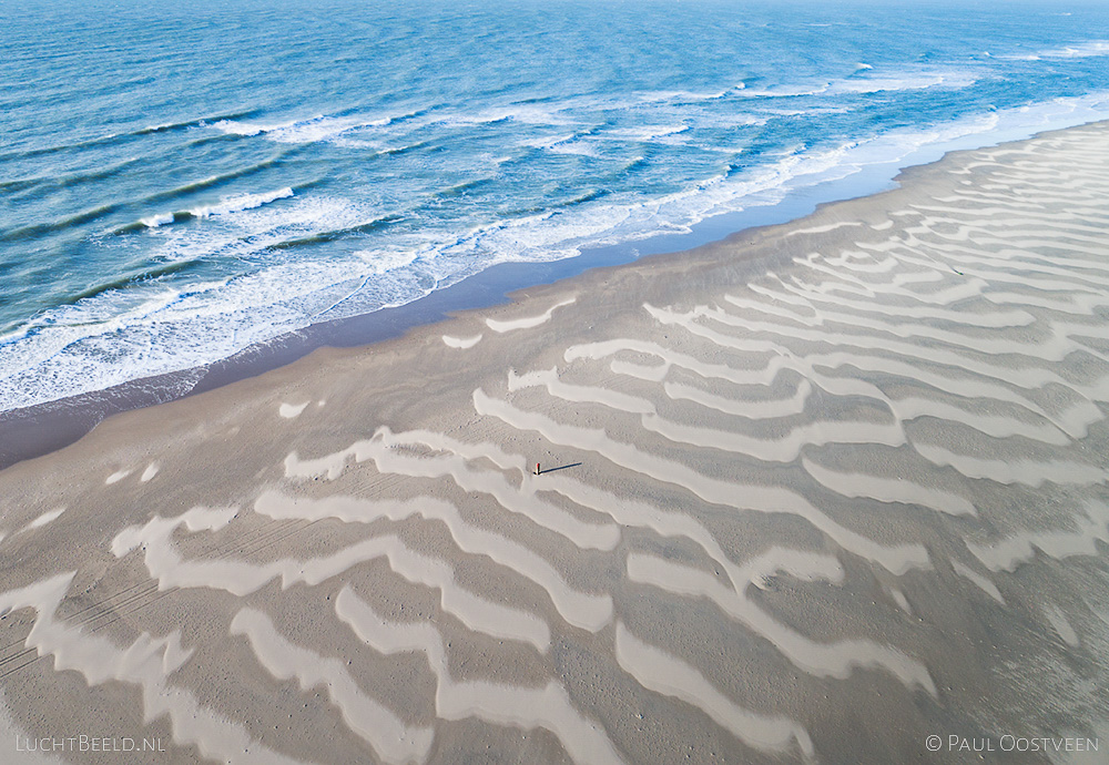 Zandlijnen op het strand van Texel na een dag met veel wind. Luchtfoto gemaakt met een camera drone door Paul Oostveen.