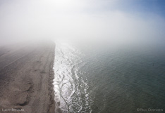 Mist boven het strand aan de Noordzee kust in Zeeland. Luchtfoto gemaakt met een camera drone (Phantom).