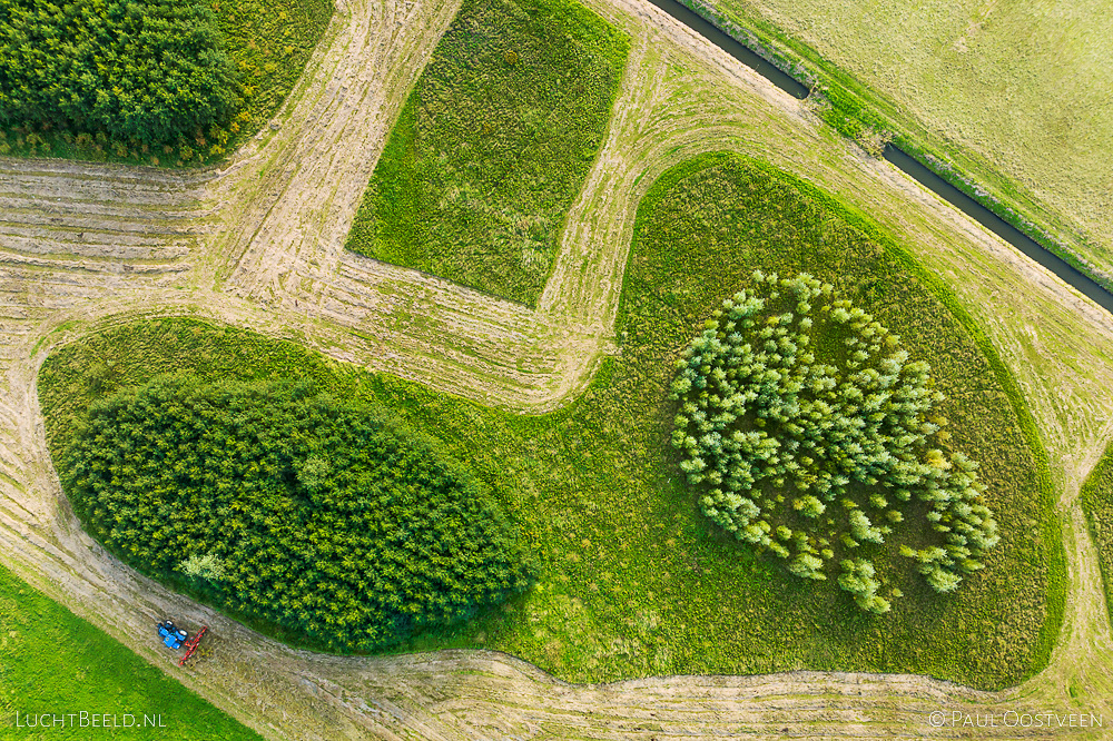 Speels aangelegd bos in Bentwoud met tractor (luchtfoto door Paul Oostveen)