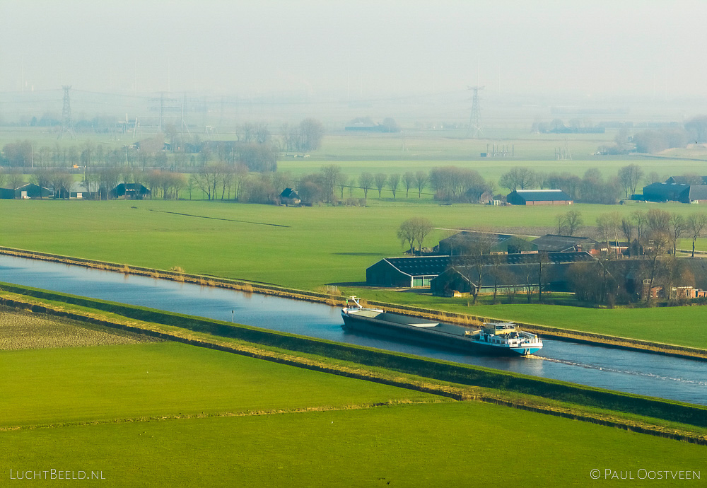 Schip op het Eemskanaal en weilanden in Groningen (luchtfoto: Paul Oostveen)