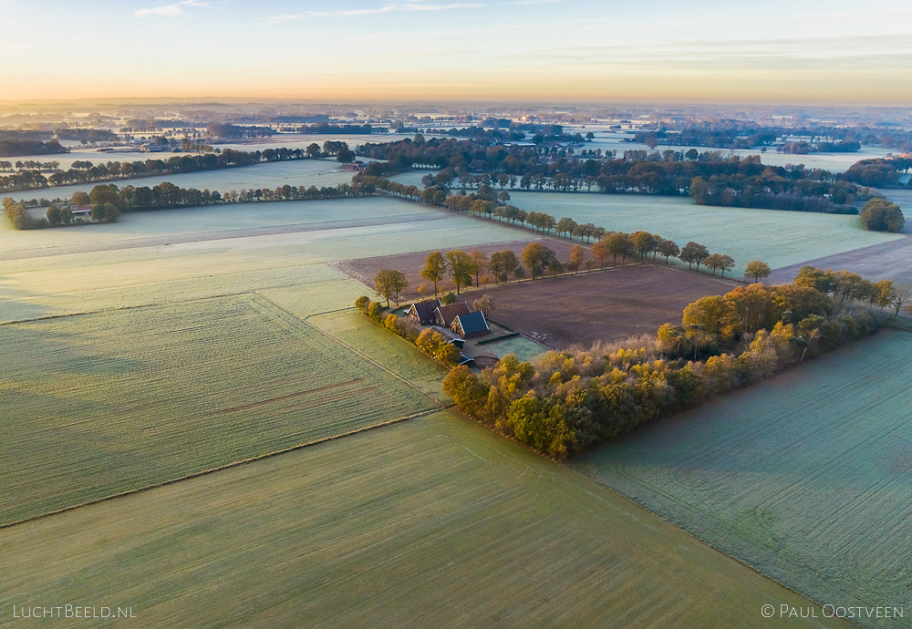 Rijp en ochtendlicht over platteland in Lattrop, Twente (luchtfoto: Paul Oostveen)