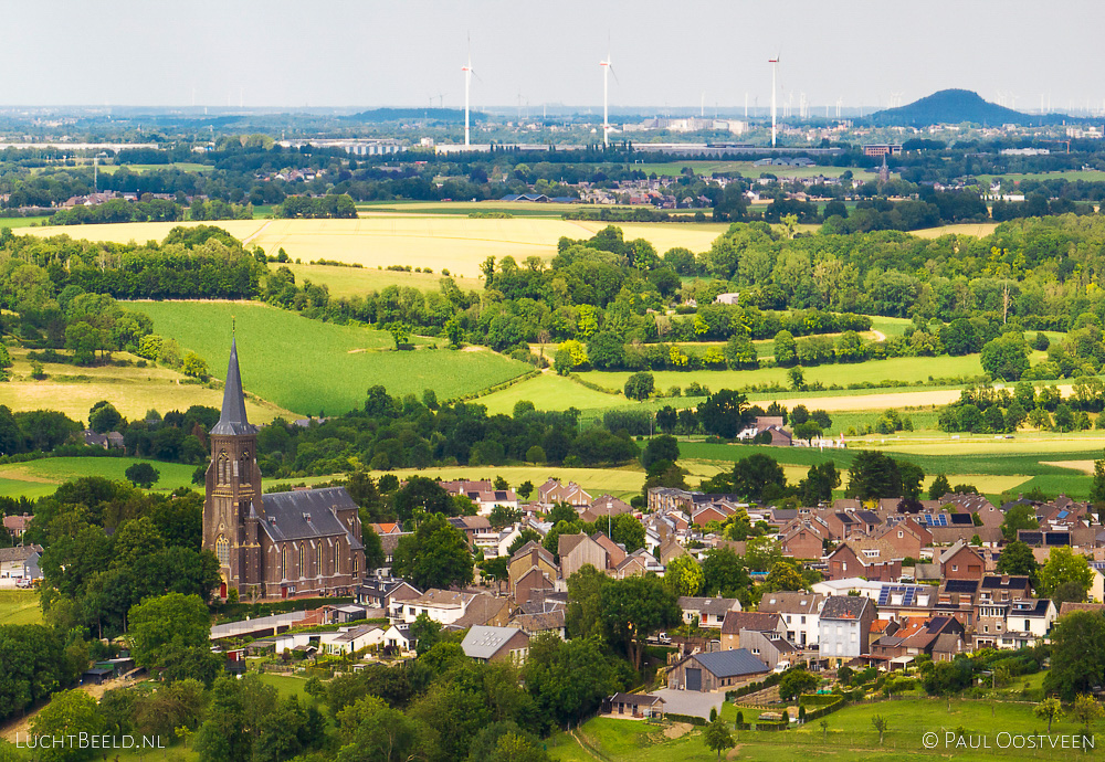 Kerk en dorpskern van Vijlen in Zuid-Limburg (luchtfoto door Paul Oostveen)