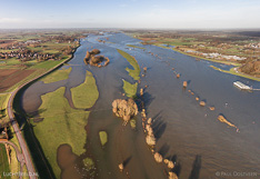 Hoog water in de IJssel net ten noorden van Deventer. Luchtfoto gemaakt met een camera drone (Phantom).