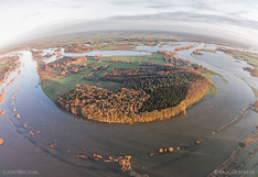Hoogwater bij de ronding in de IJssel bij de Duursche Waarden en Fortmond. Luchtfoto gemaakt met een camera drone (Phantom).