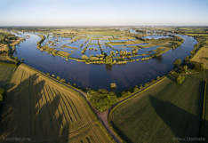 Hoog water in de zomer in de rivier de IJssel, tegenover Ravenswaarden tussen Zutphen en Deventer. Luchtfoto gemaakt met een camera drone (Phantom).