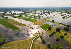 Hoog water in de zomer in de rivier de IJssel, bij Ravenswaarden tussen Zutphen en Deventer. Luchtfoto gemaakt met een camera drone (Phantom).