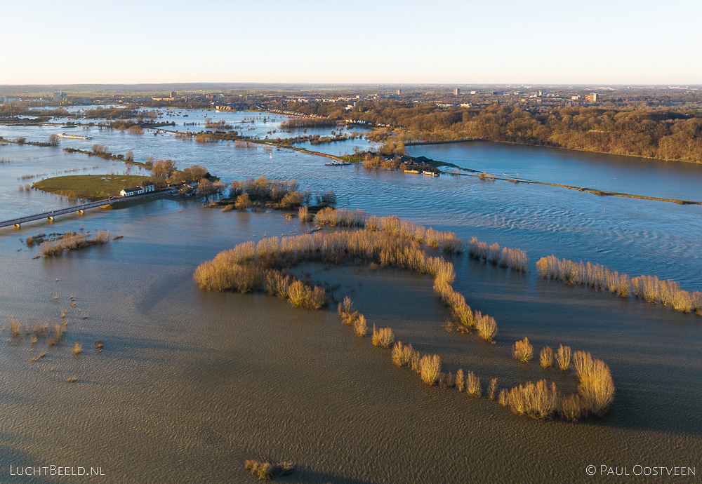 Overstroomde uiterwaarden in de Nederrijn bij Wageningen tijdens hoogwater