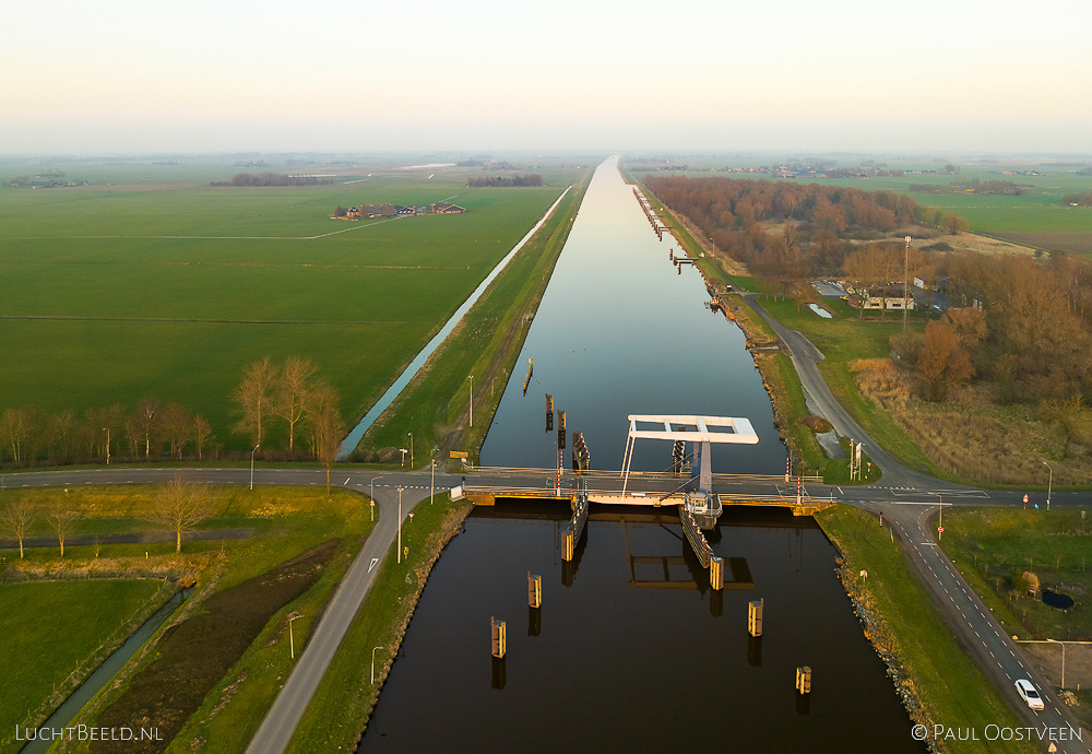 Brug over het Eemskanaal tussen Ten Post en Schildwolde in de provincie Groningen