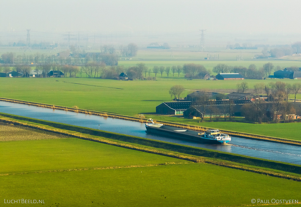 Eemskanaal met boot op het platteland in de provincie Groningen