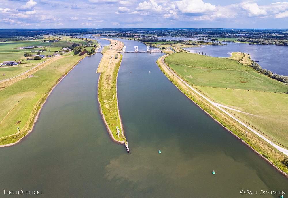 Stuw- en sluizencomplex Amerongen in de rivier de Nederrijn