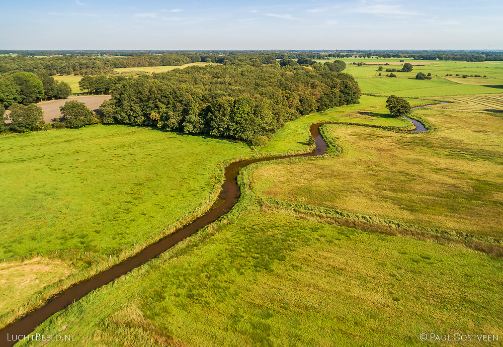 Meanderende riviertje de Reest in het Reestdal