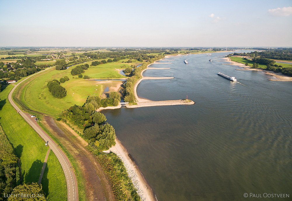 River de Waal met schepen, dijk en uiterwaarden bij Neerijnen