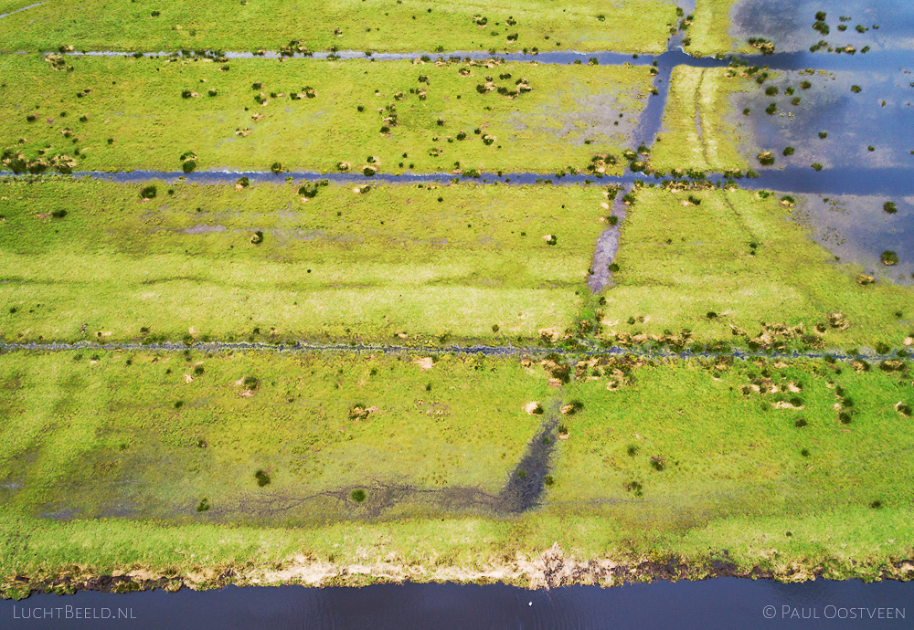 Luchtfoto van Varkensland, een veenweidegebied in Noord-Holland.