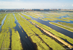 Luchtfoto van Oostzanerveld, een veenweidegebied tussen Oostzaan en Zaandam.