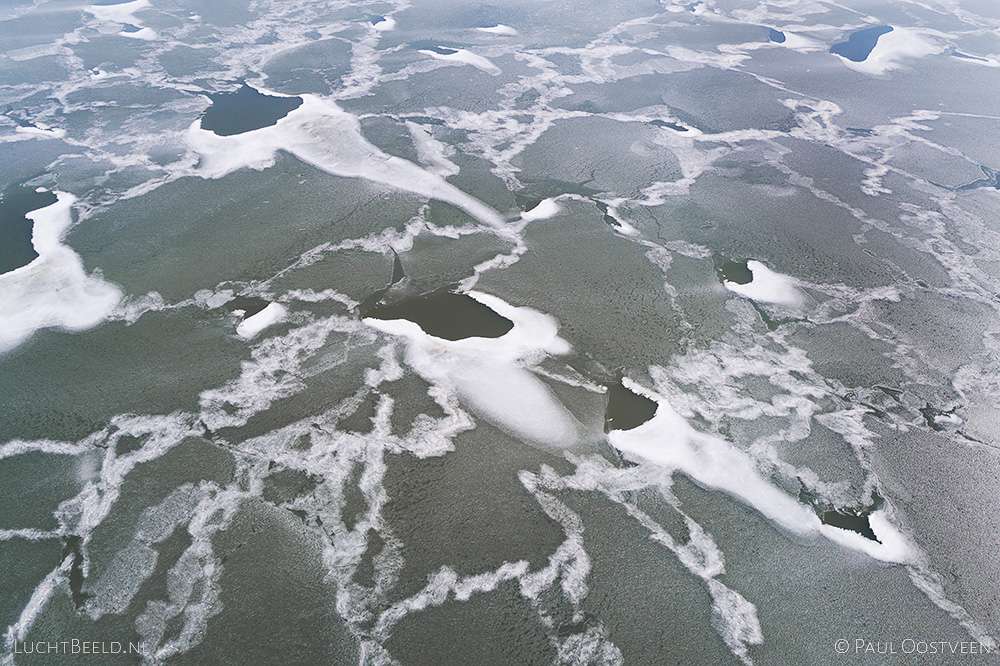 Bevroren Markermeer. IJs vanuit de lucht gefotografeerd met een drone.